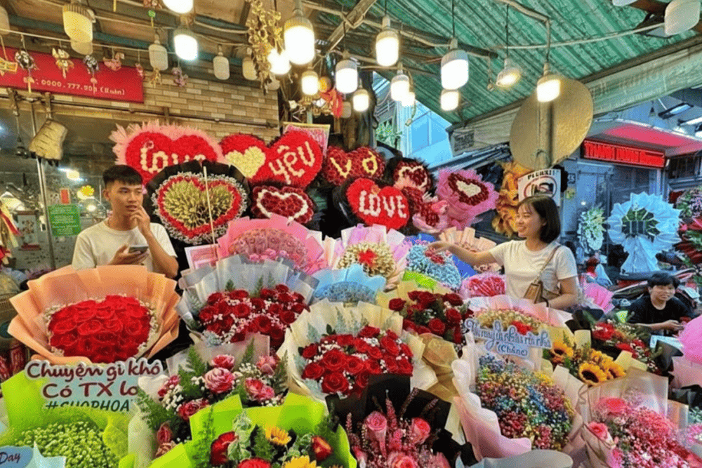 Những bó hoa tươi, khoe sắc rực rỡ là món quà tặng ý nghĩa cho người thân, bạn bè